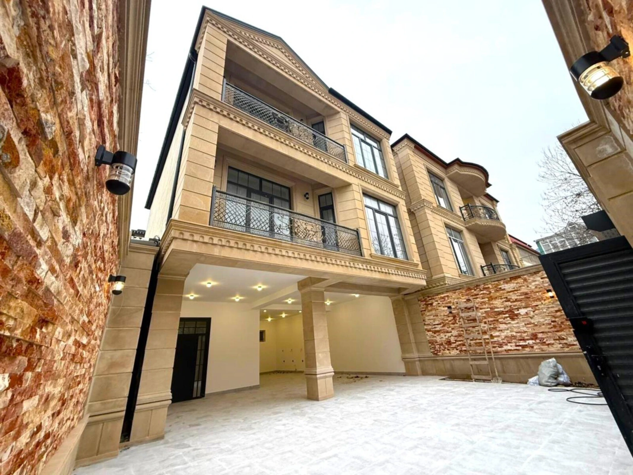Satılır 6 otaqlı həyət evi 390 m²