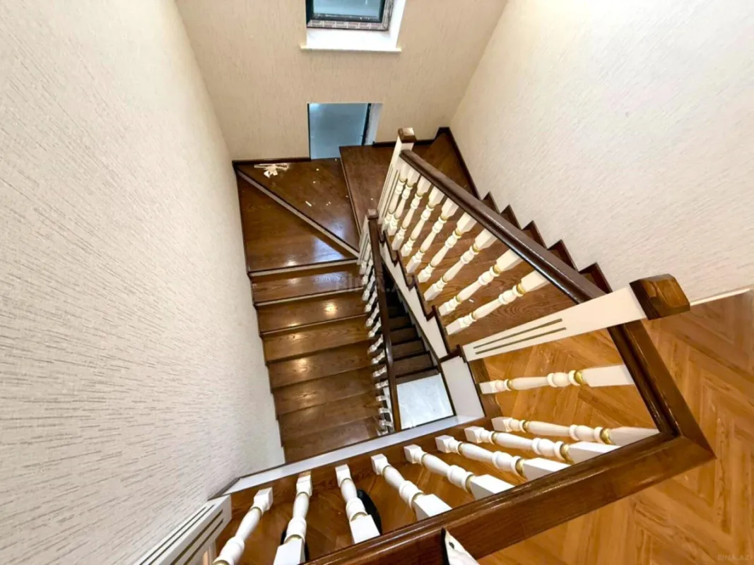 Satılır 6 otaqlı həyət evi 390 m²