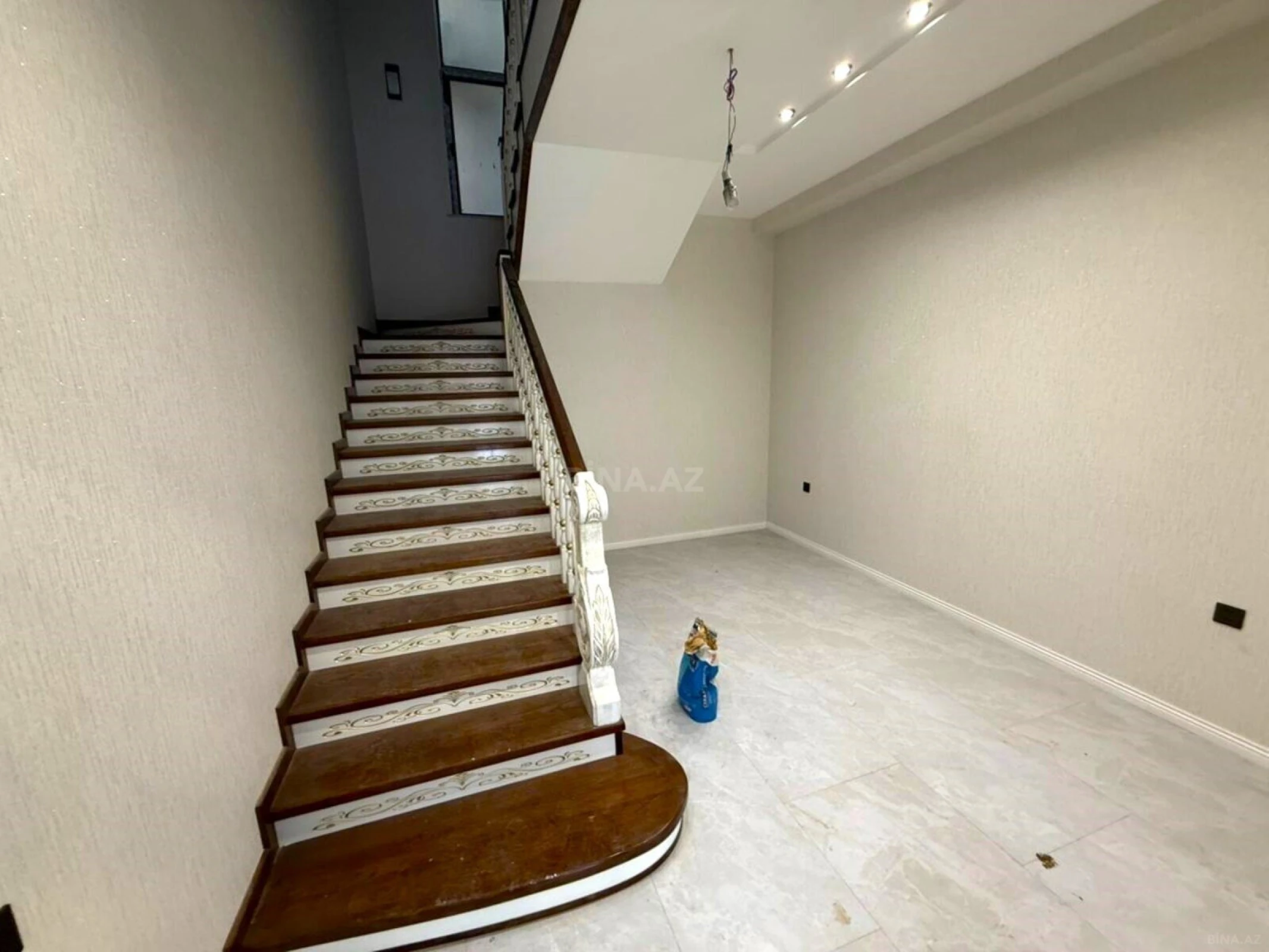 Satılır 6 otaqlı həyət evi 390 m²