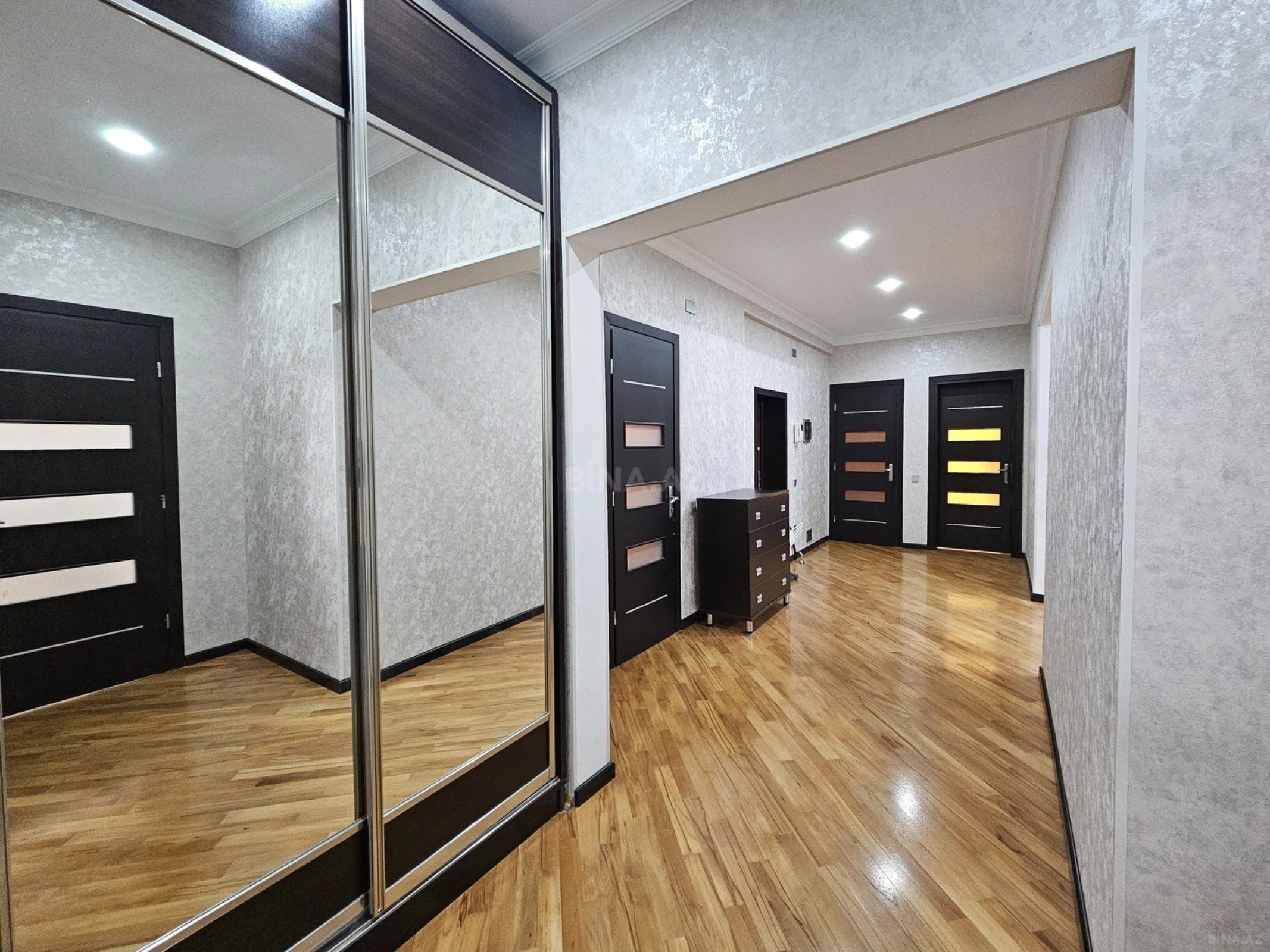 Satılır 3 otaqlı mənzil 125 m²