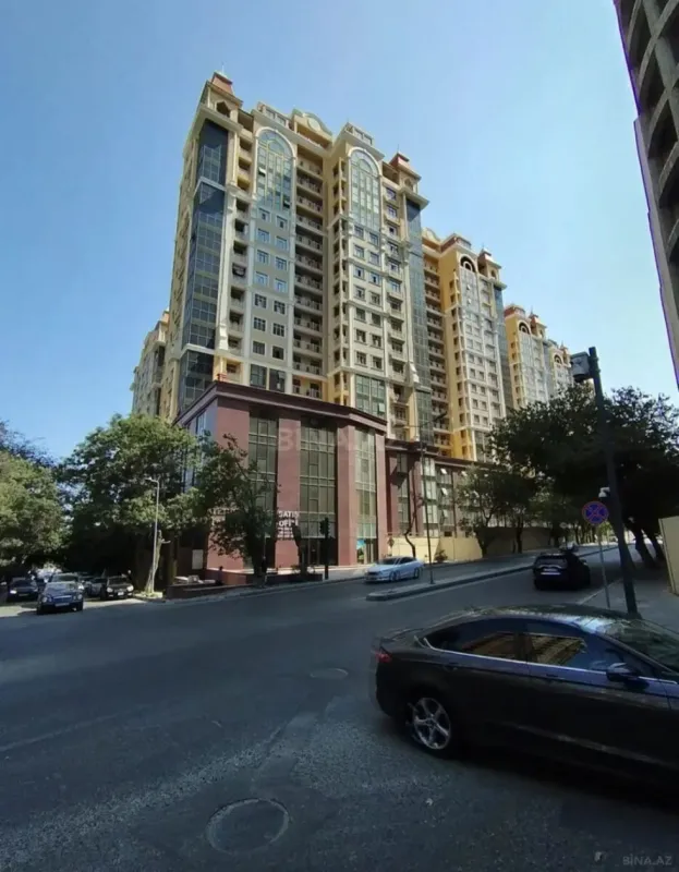 Satılır 3 otaqlı mənzil 122 m²