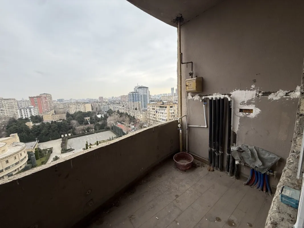 Satılır 4 otaqlı mənzil 163 m²