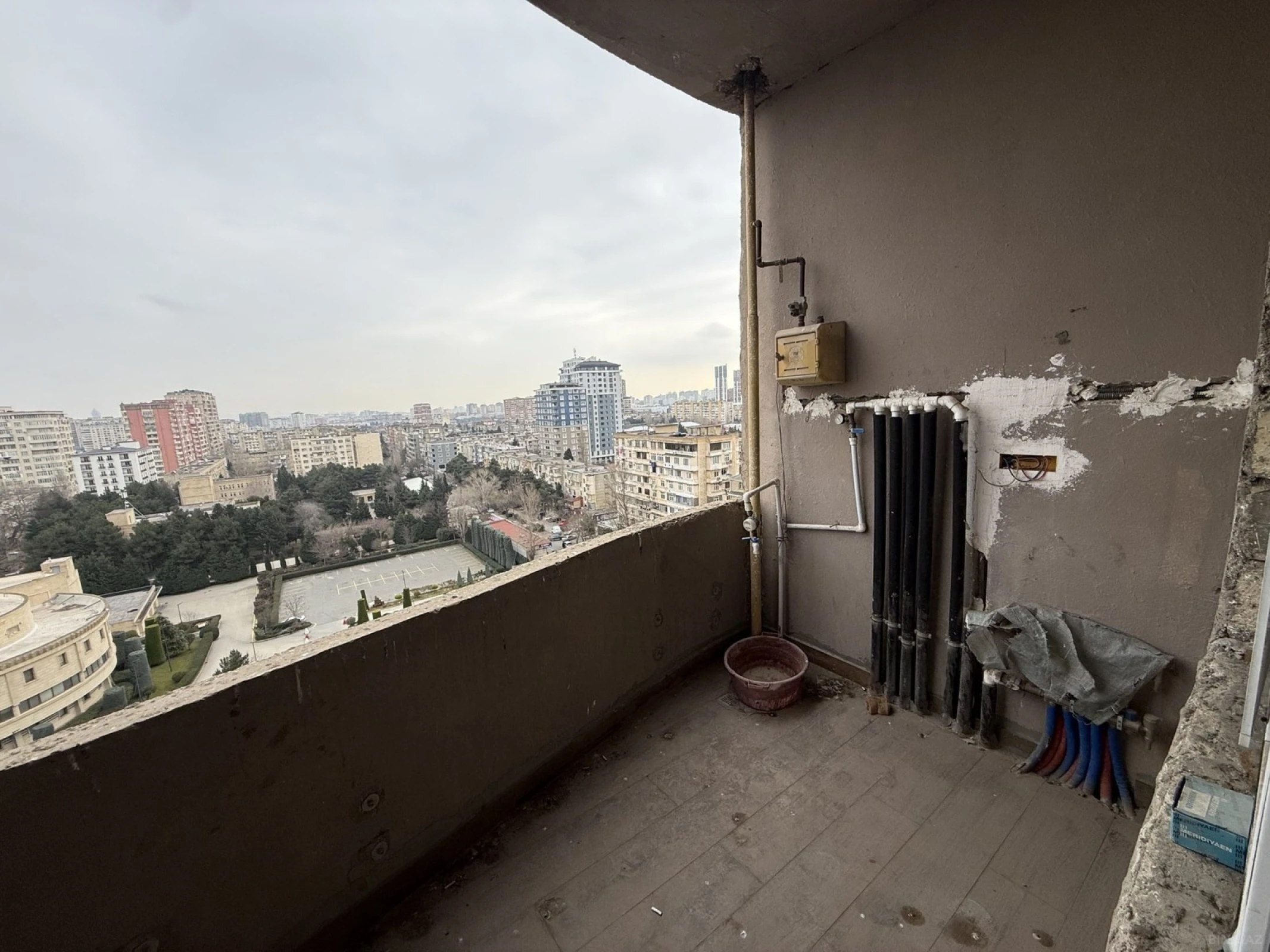 Satılır 4 otaqlı mənzil 163 m²