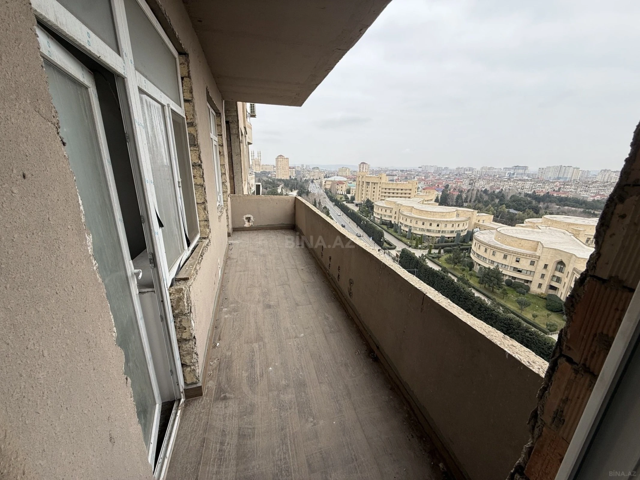 Satılır 4 otaqlı mənzil 163 m²