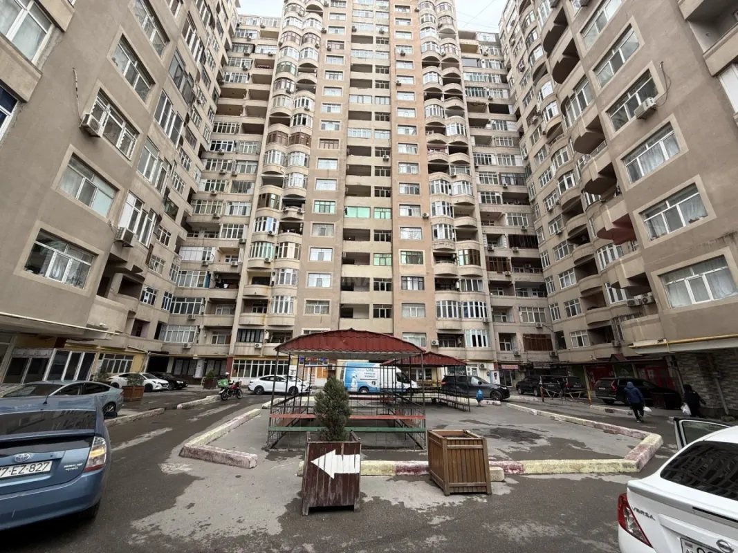 Satılır 4 otaqlı mənzil 163 m²
