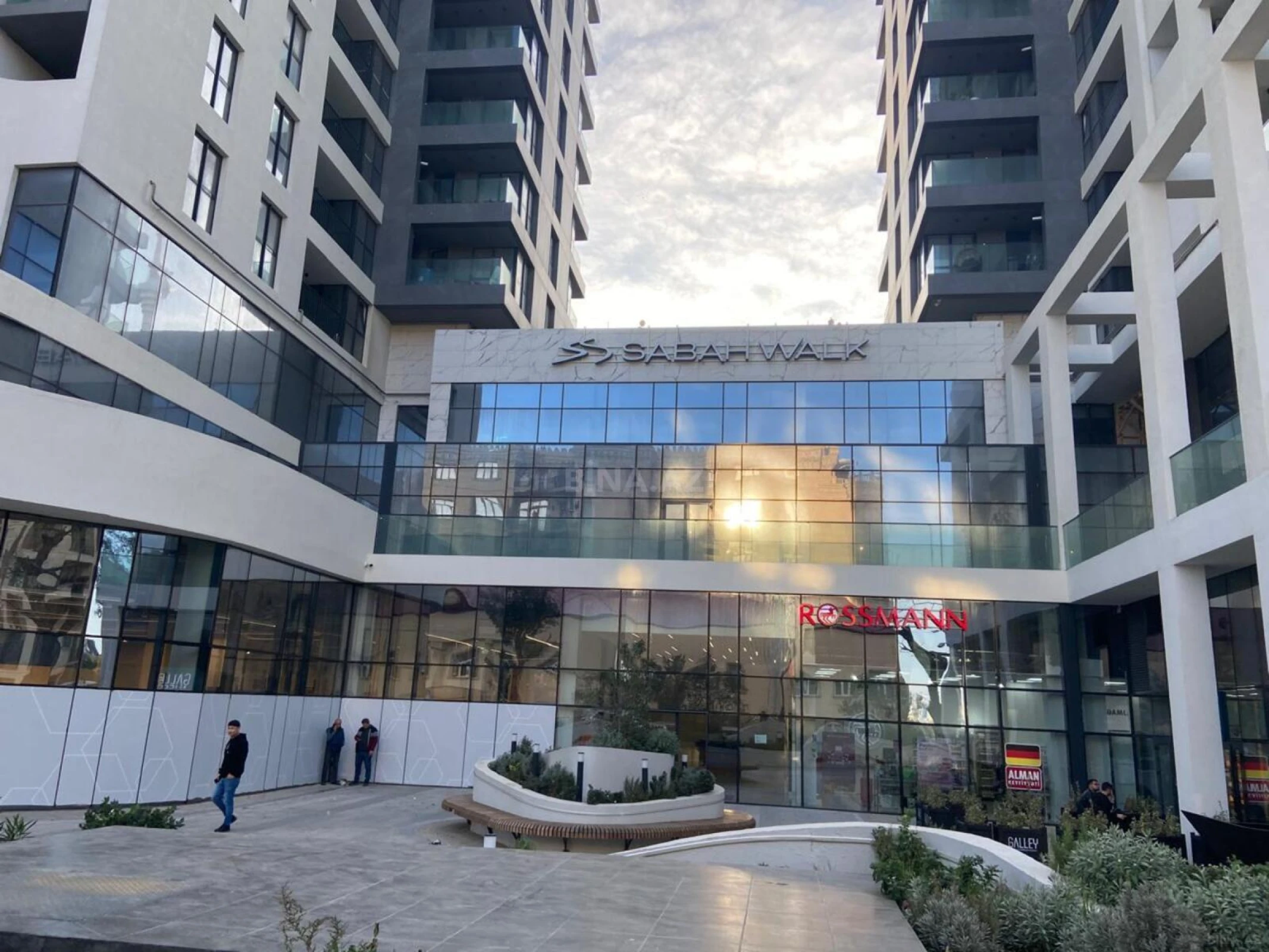 Satılır 5 otaqlı mənzil 258 m²