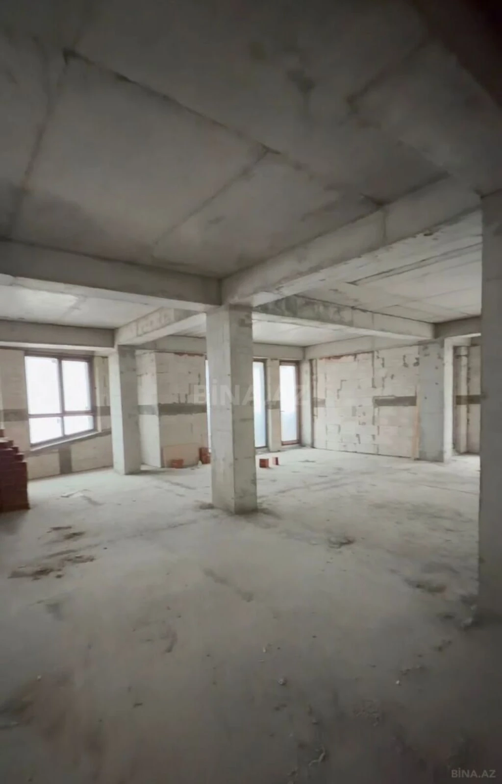 Satılır 5 otaqlı mənzil 258 m²