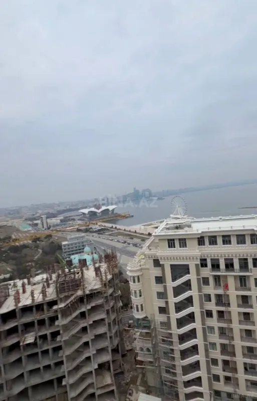 Satılır 5 otaqlı mənzil 258 m²