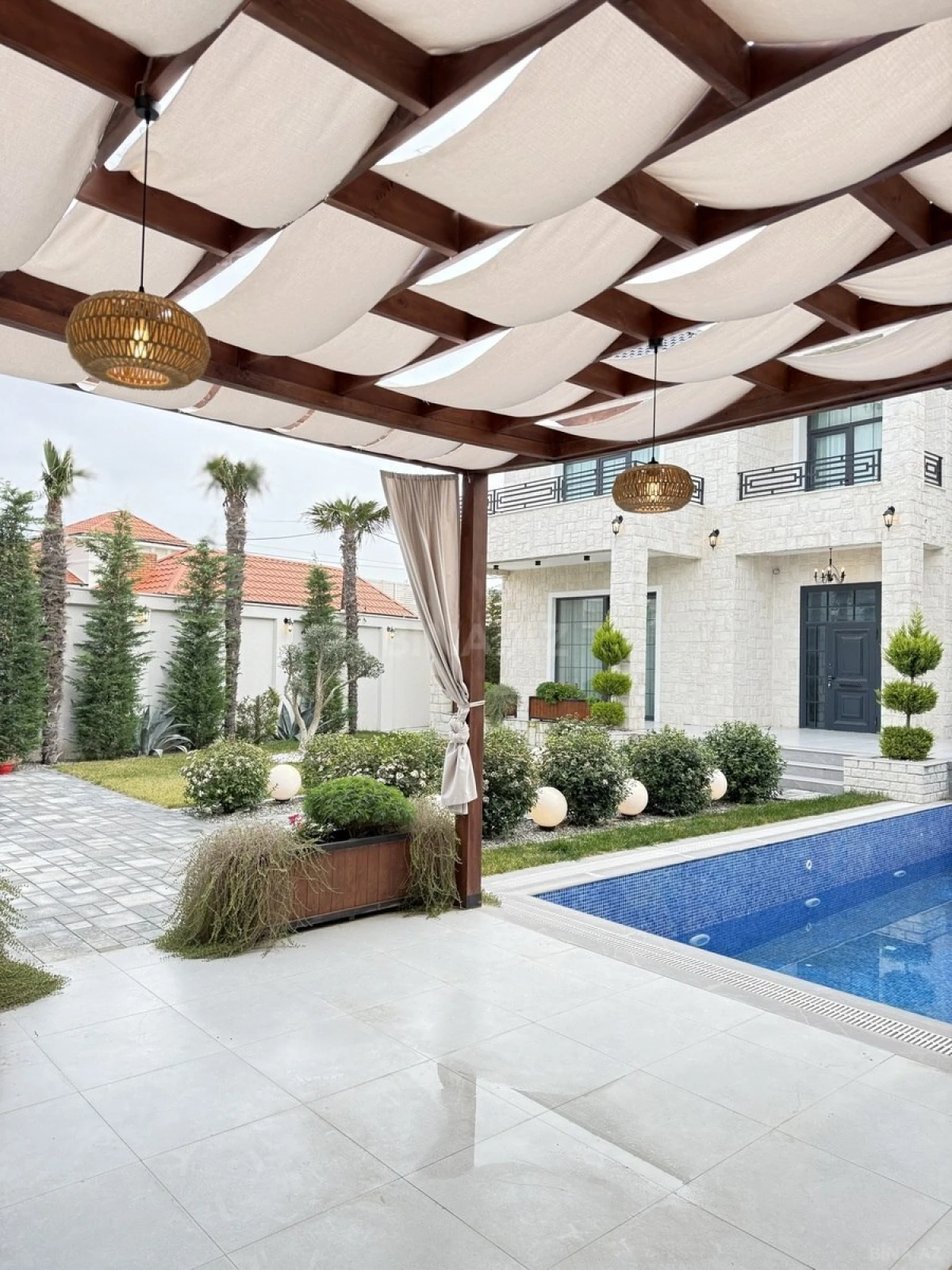 Satılır 6 otaqlı həyət evi 400 m²