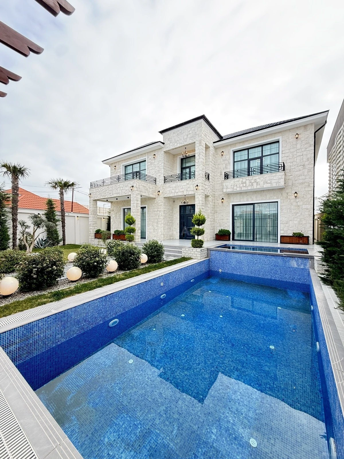 Satılır 6 otaqlı həyət evi 400 m²