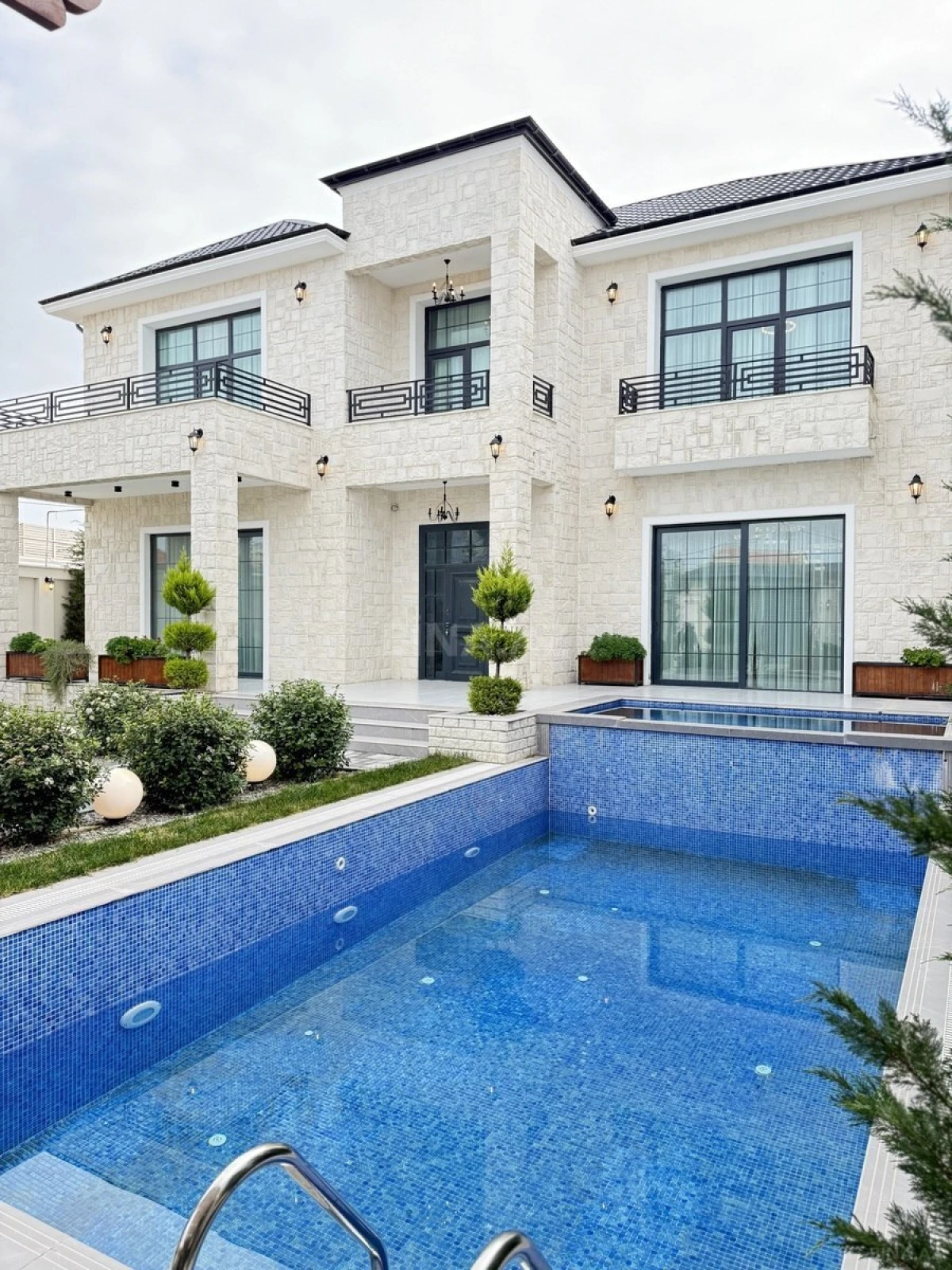 Satılır 6 otaqlı həyət evi 400 m²