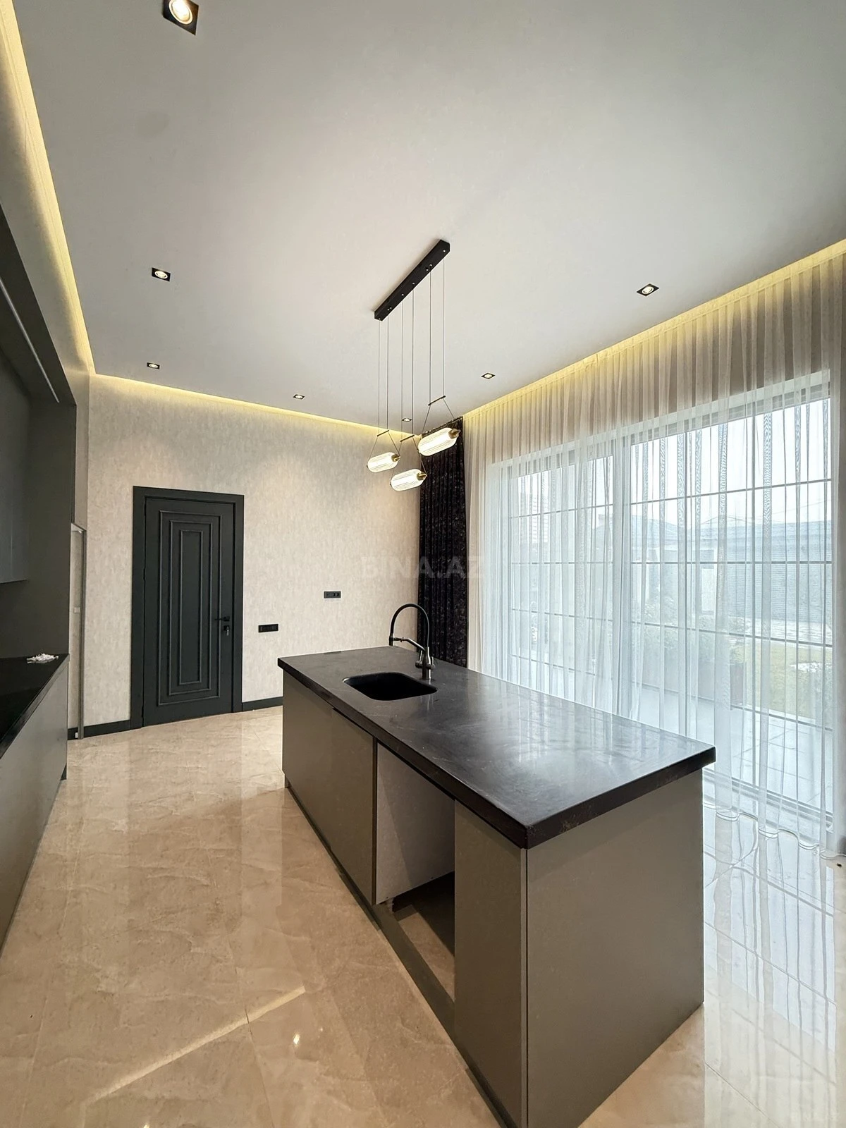 Satılır 6 otaqlı həyət evi 400 m²