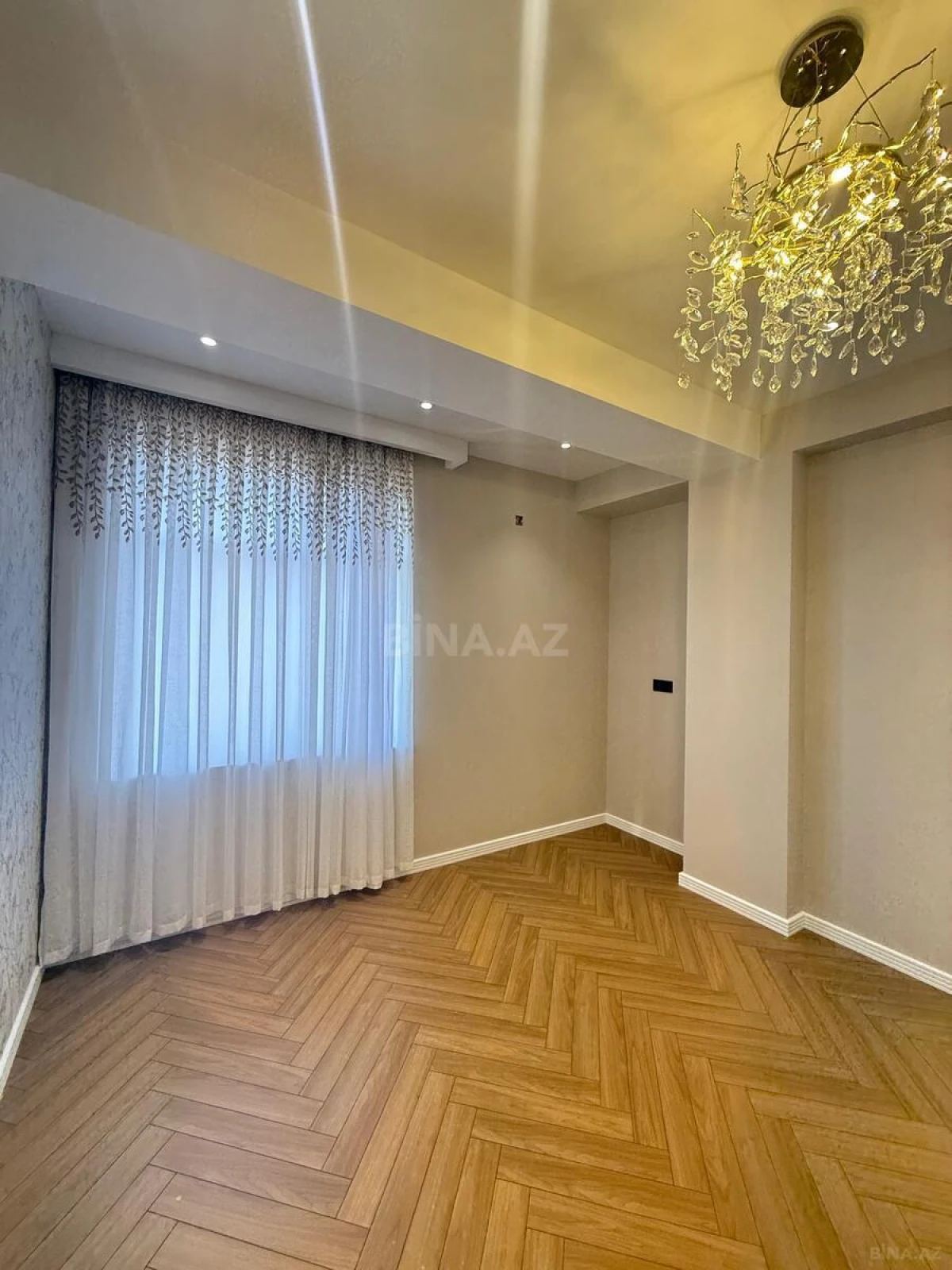 Satılır 4 otaqlı mənzil 140 m²
