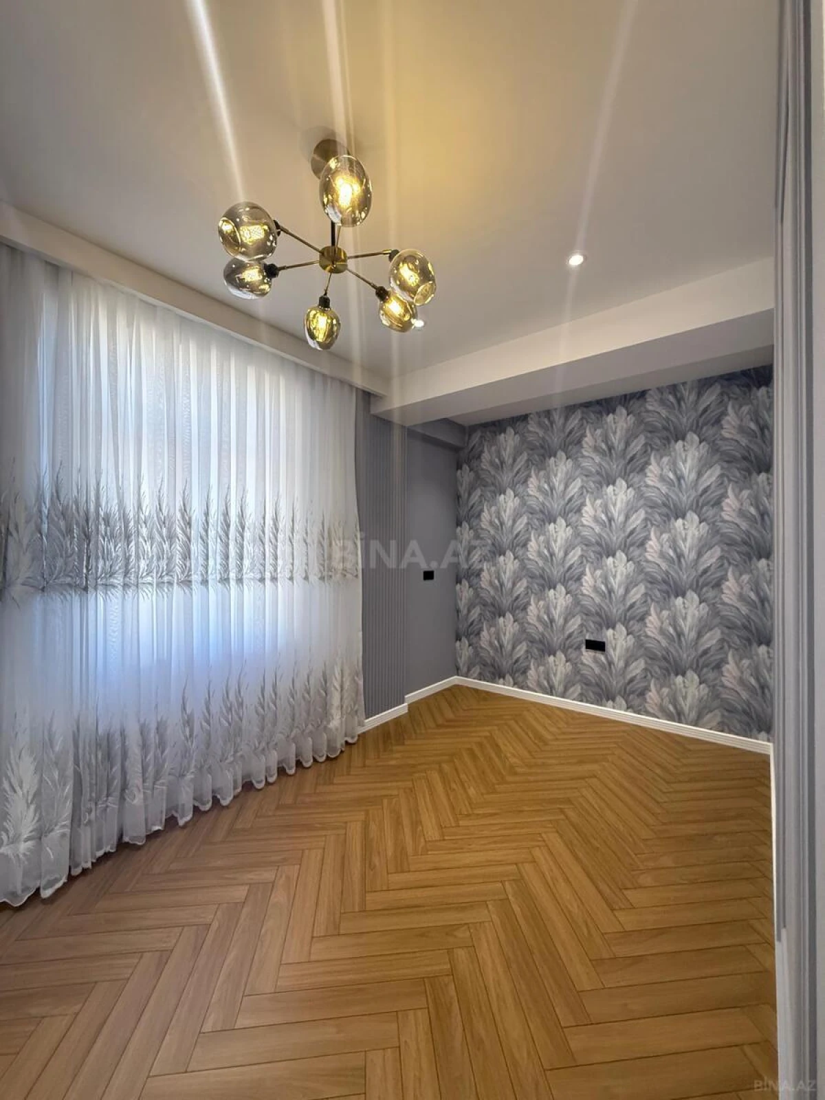 Satılır 4 otaqlı mənzil 140 m²