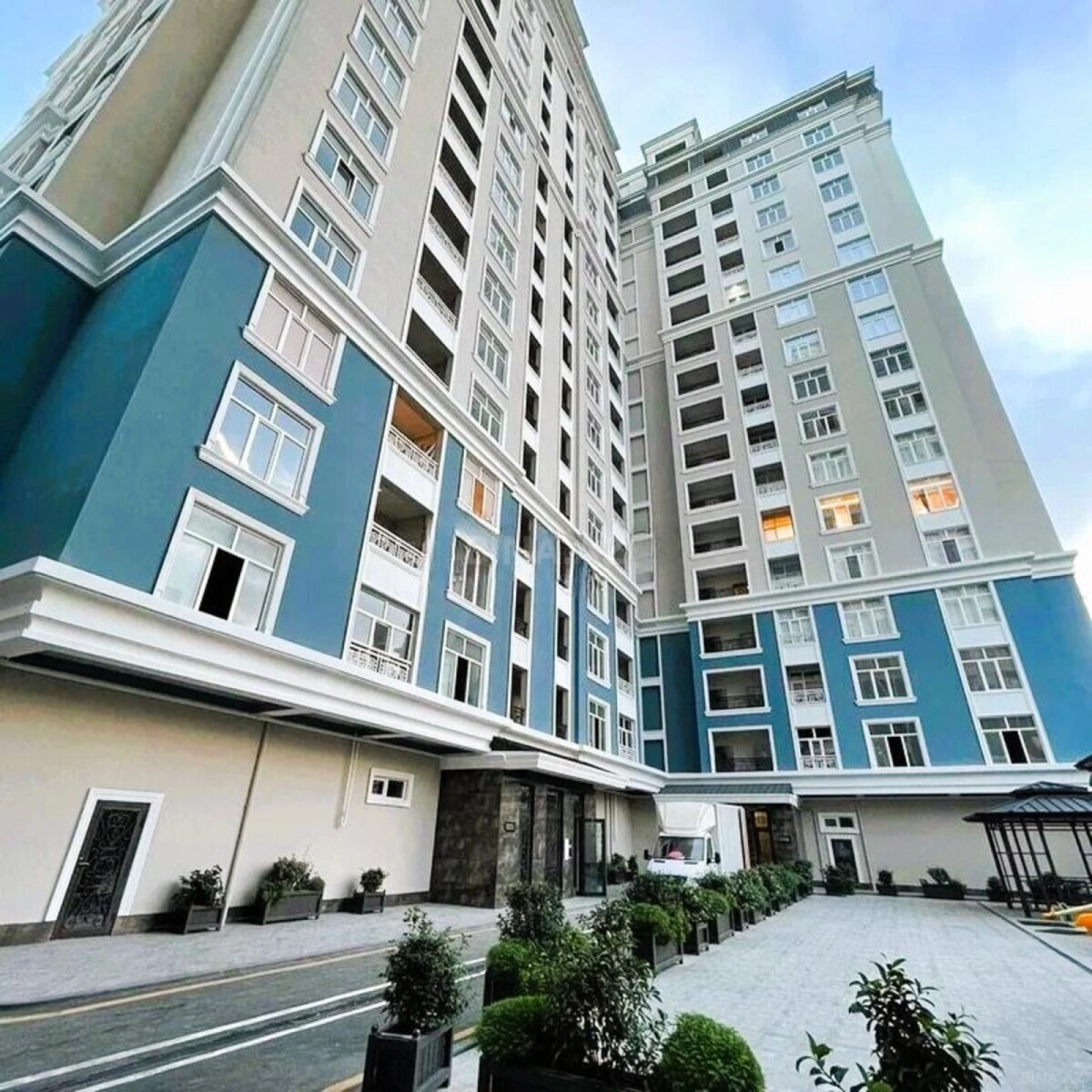 Satılır 5 otaqlı mənzil 272 m²