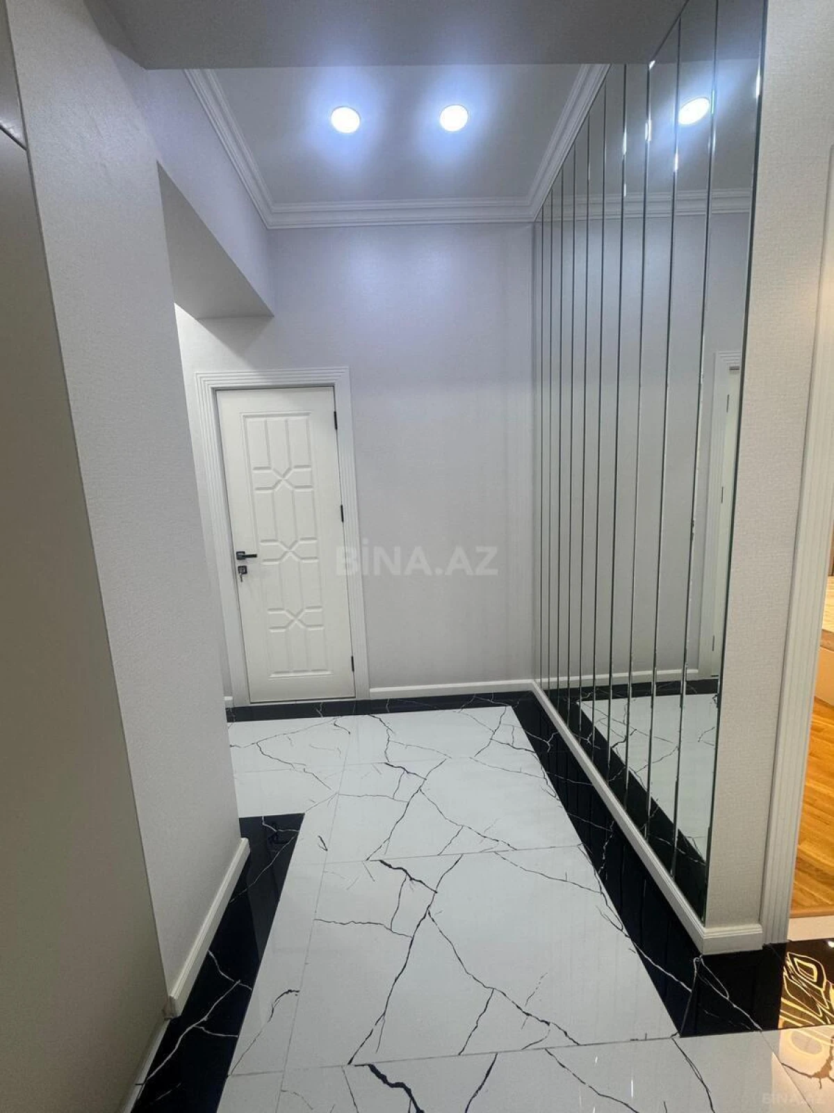 Satılır 2 otaqlı mənzil 77 m²