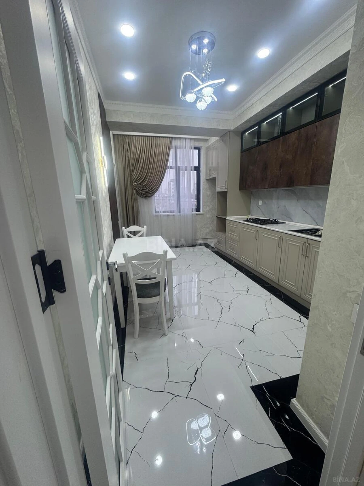 Satılır 2 otaqlı mənzil 77 m²
