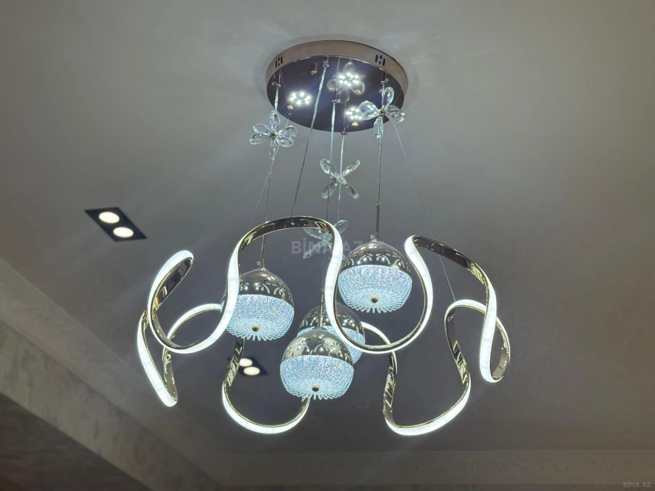 Satılır 2 otaqlı mənzil 77 m²