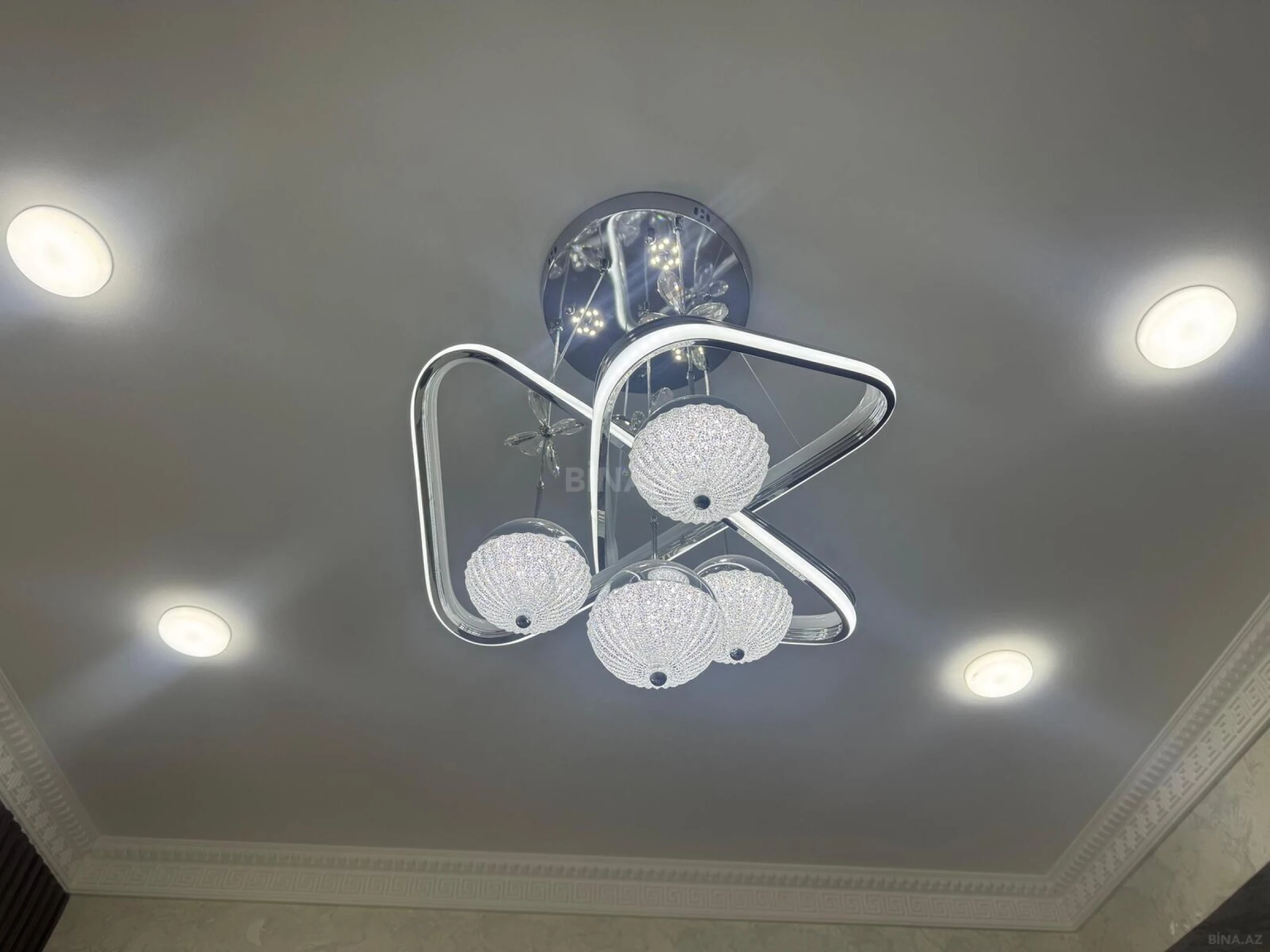 Satılır 2 otaqlı mənzil 77 m²