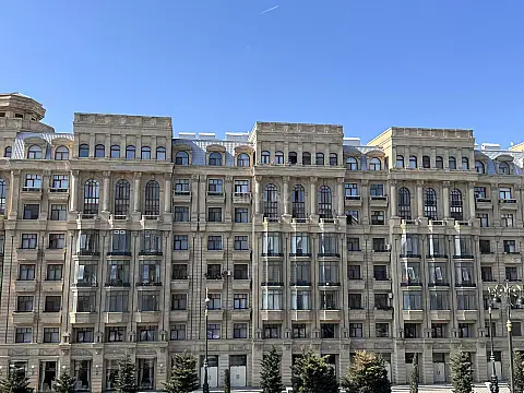 Satılır 6 otaqlı mənzil 270 m²