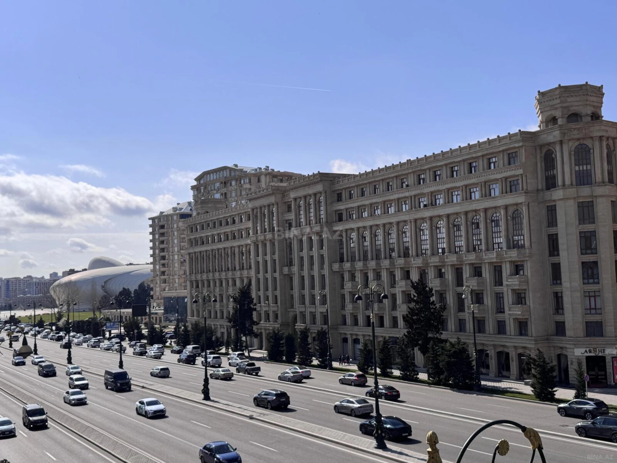 Satılır 6 otaqlı mənzil 270 m²