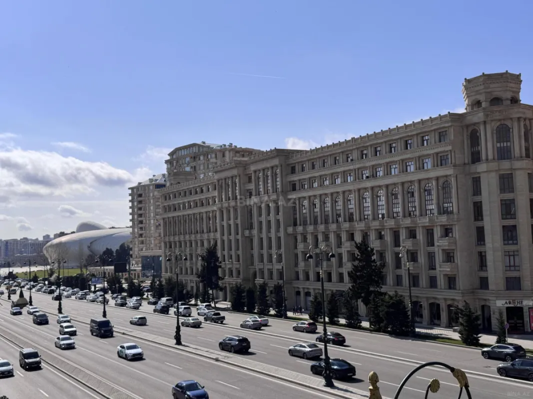 Satılır 6 otaqlı mənzil 270 m²