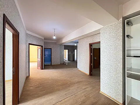 Satılır 6 otaqlı mənzil 270 m²