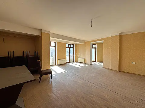 Satılır 6 otaqlı mənzil 270 m²