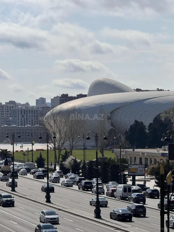 Satılır 6 otaqlı mənzil 270 m²