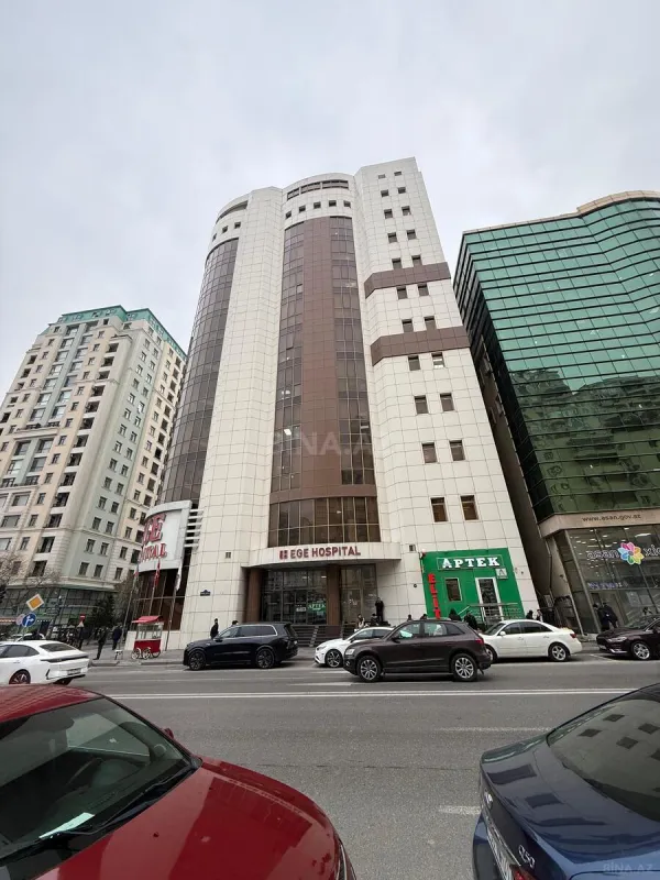 Satılır obyekt 302 m²