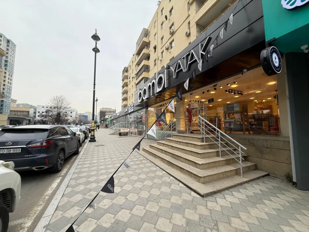 Satılır obyekt 302 m²