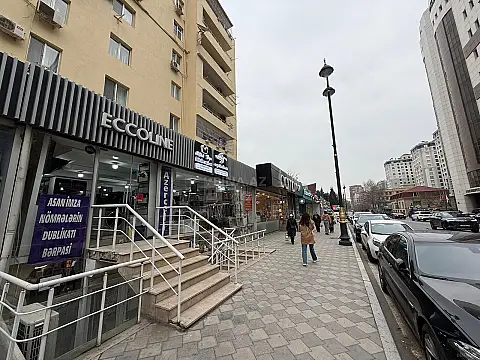 Satılır obyekt 302 m²