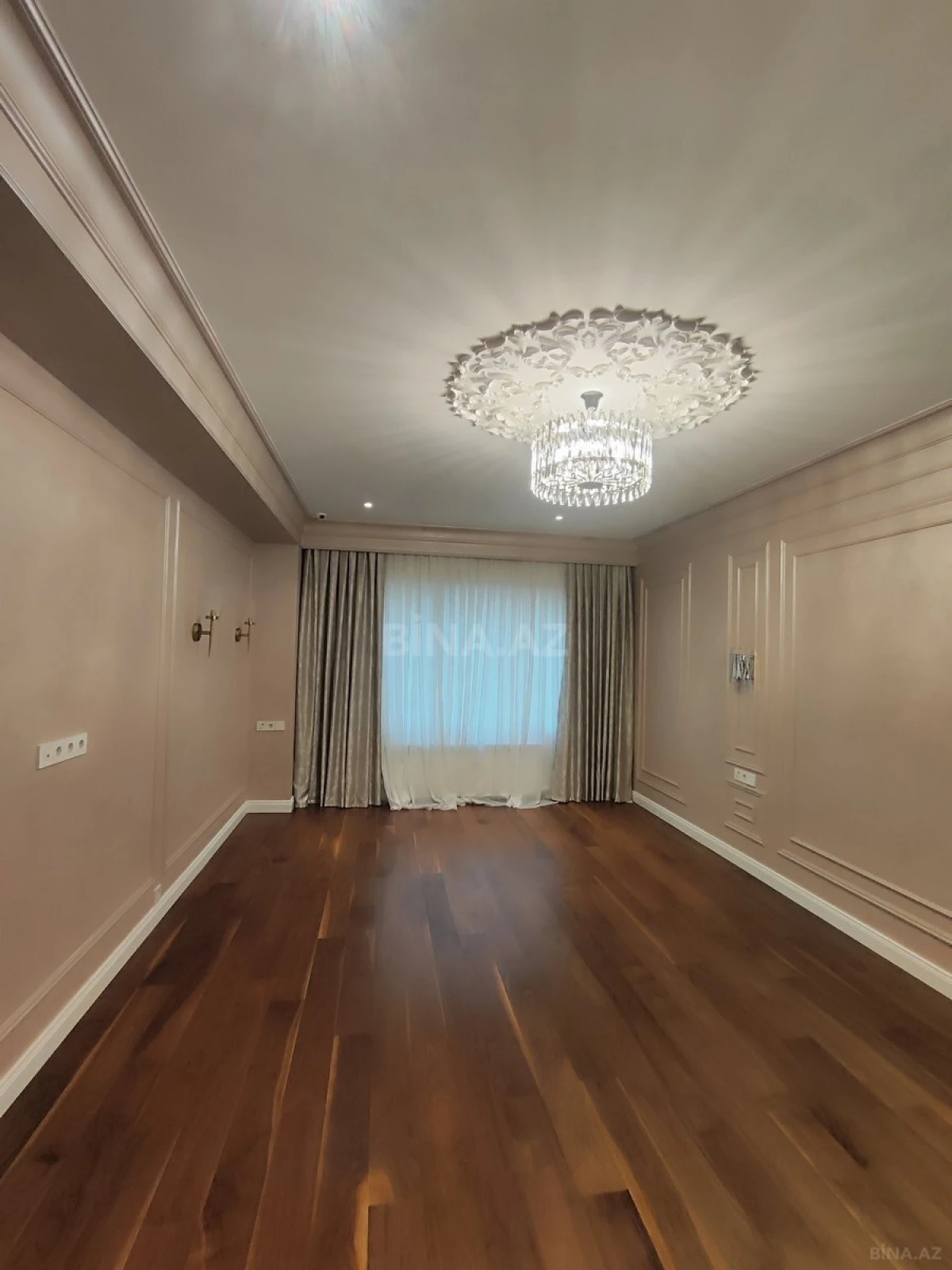 Satılır 4 otaqlı mənzil 211 m²