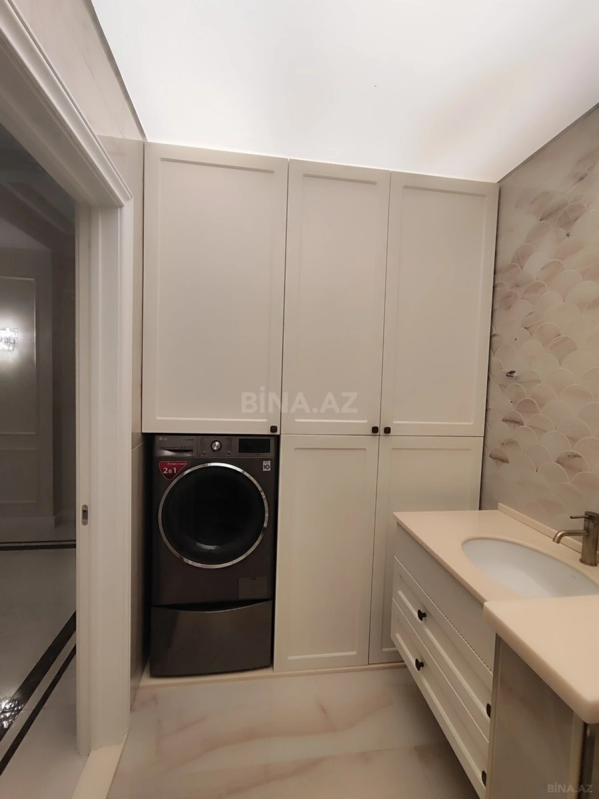 Satılır 4 otaqlı mənzil 211 m²