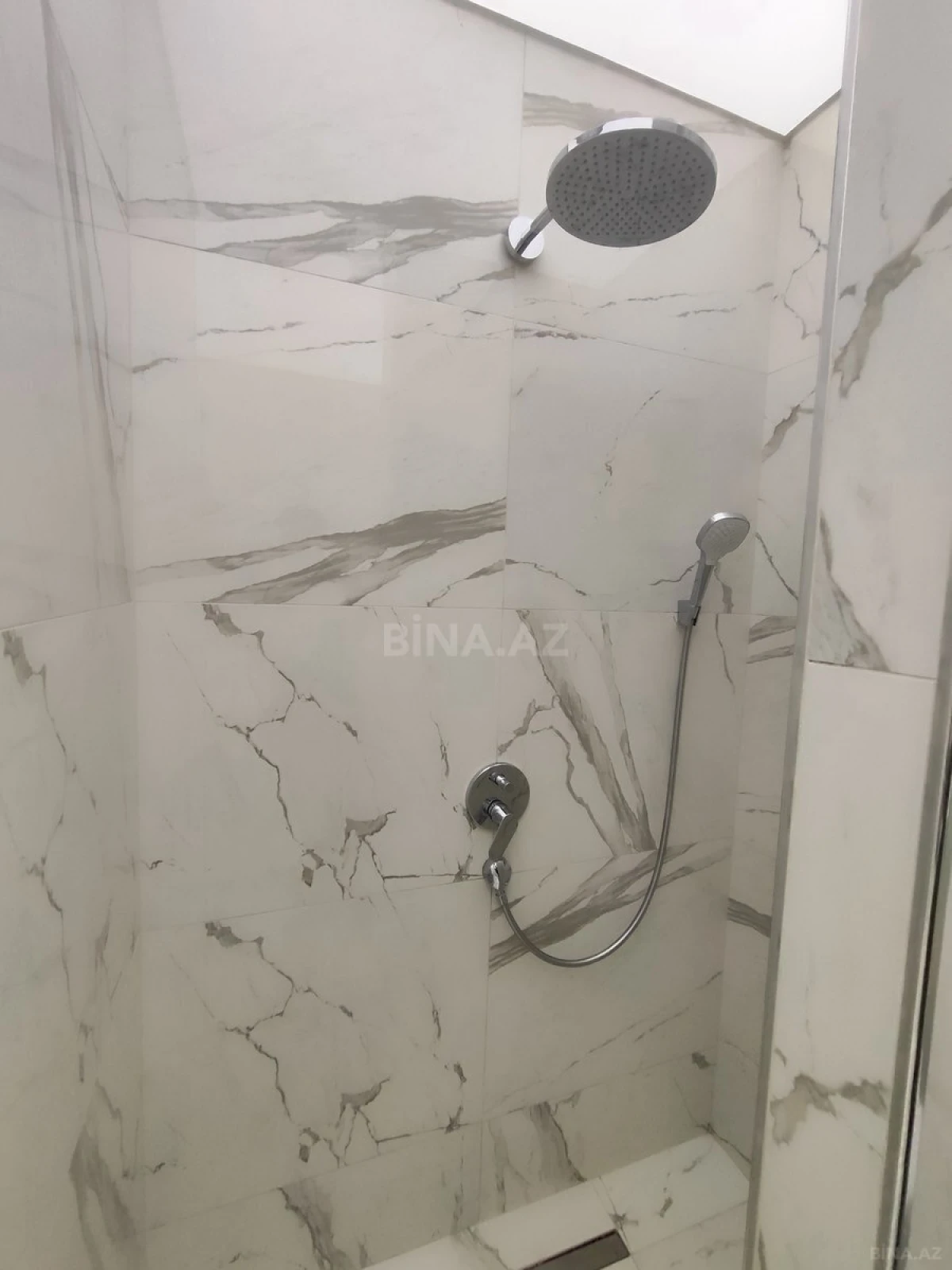 Satılır 4 otaqlı mənzil 211 m²