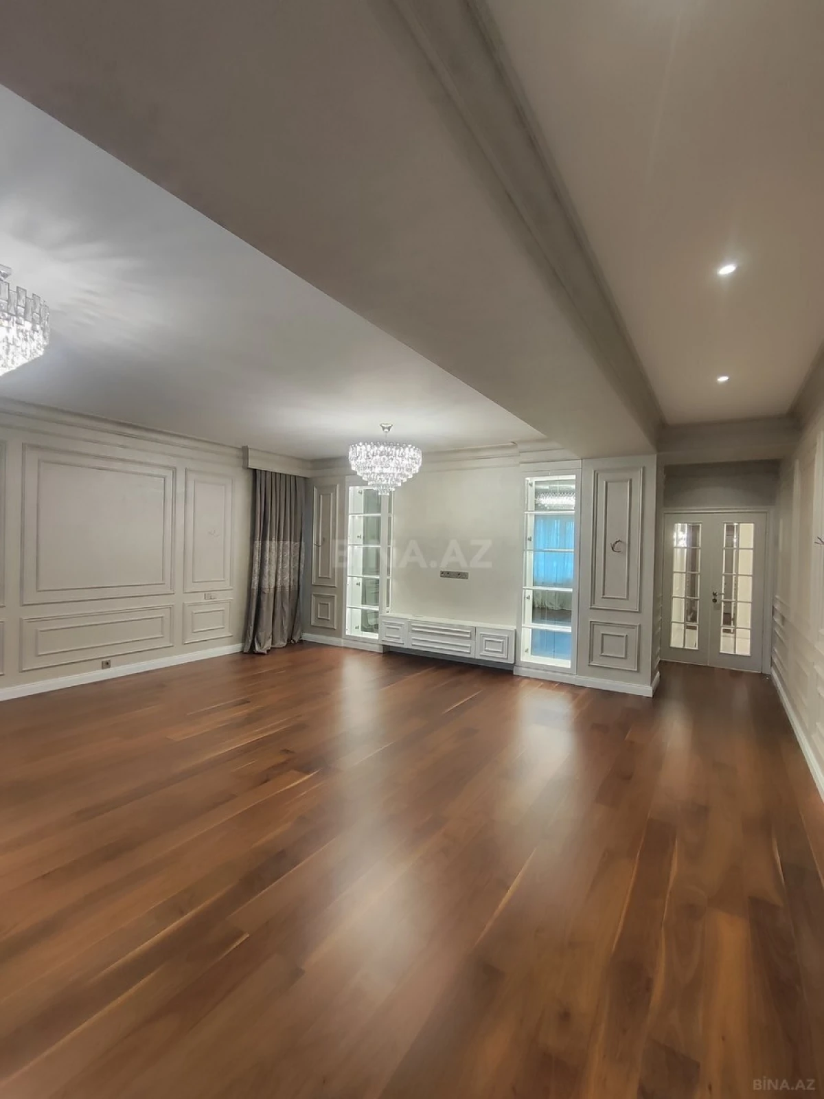 Satılır 4 otaqlı mənzil 211 m²