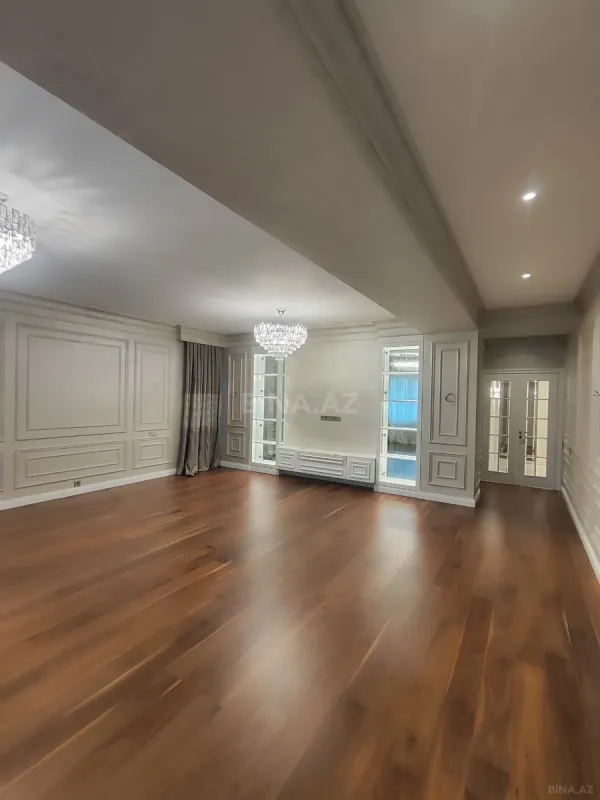 Satılır 4 otaqlı mənzil 211 m²