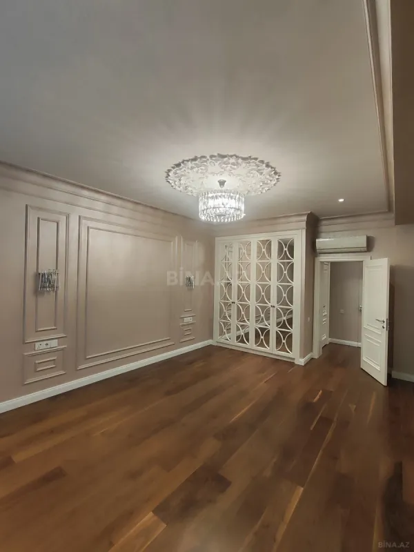 Satılır 4 otaqlı mənzil 211 m²