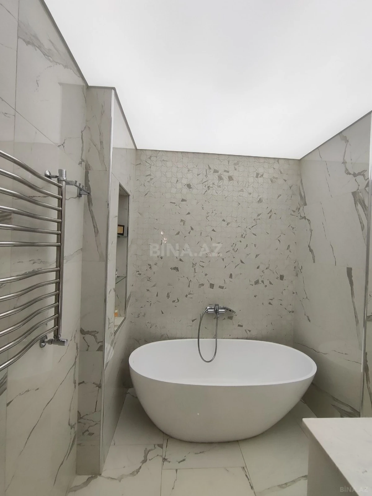 Satılır 4 otaqlı mənzil 211 m²