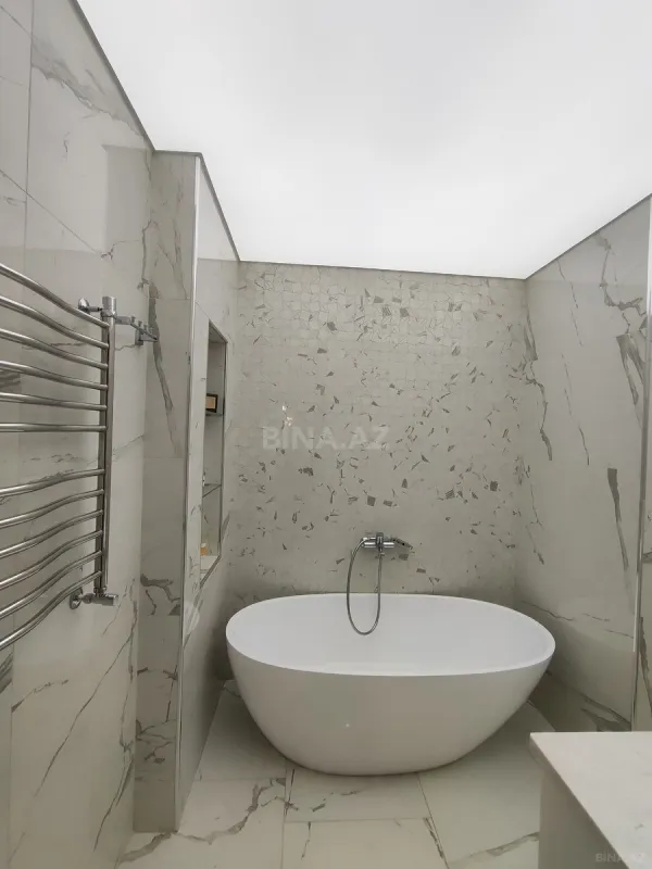 Satılır 4 otaqlı mənzil 211 m²