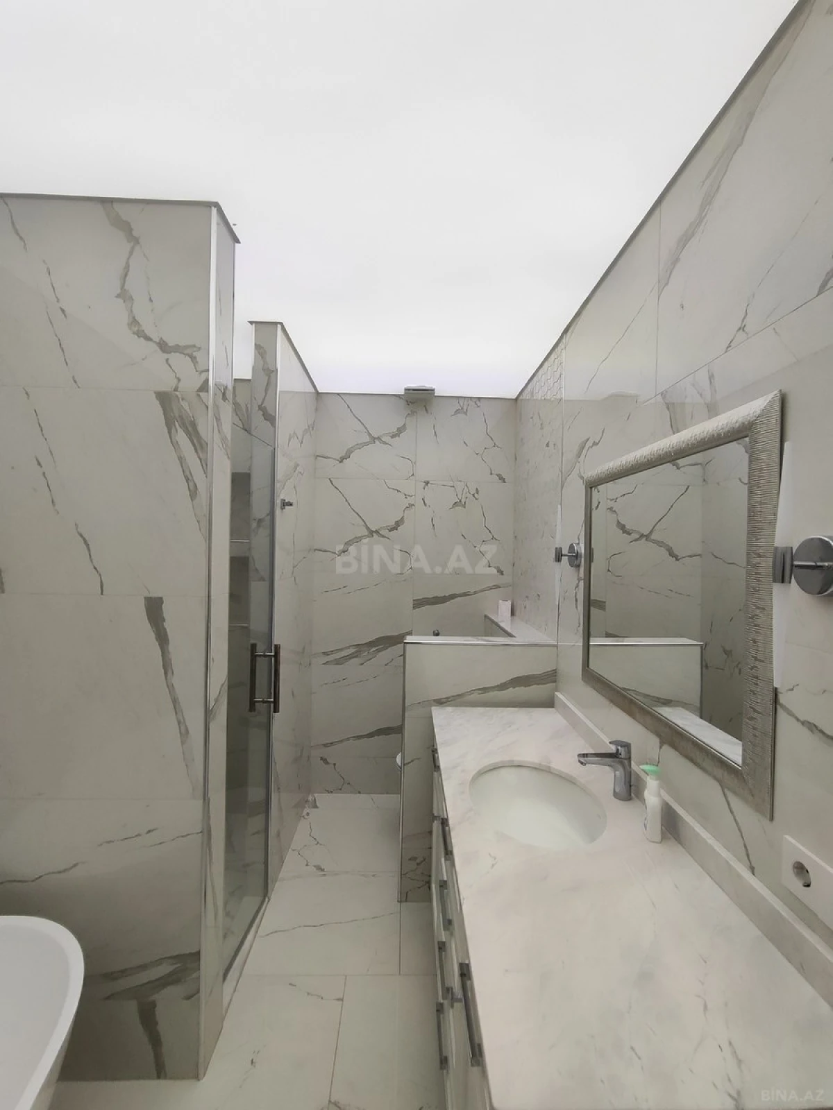 Satılır 4 otaqlı mənzil 211 m²