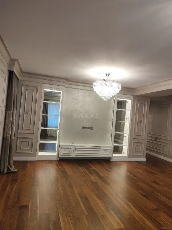 Satılır 4 otaqlı mənzil 211 m²