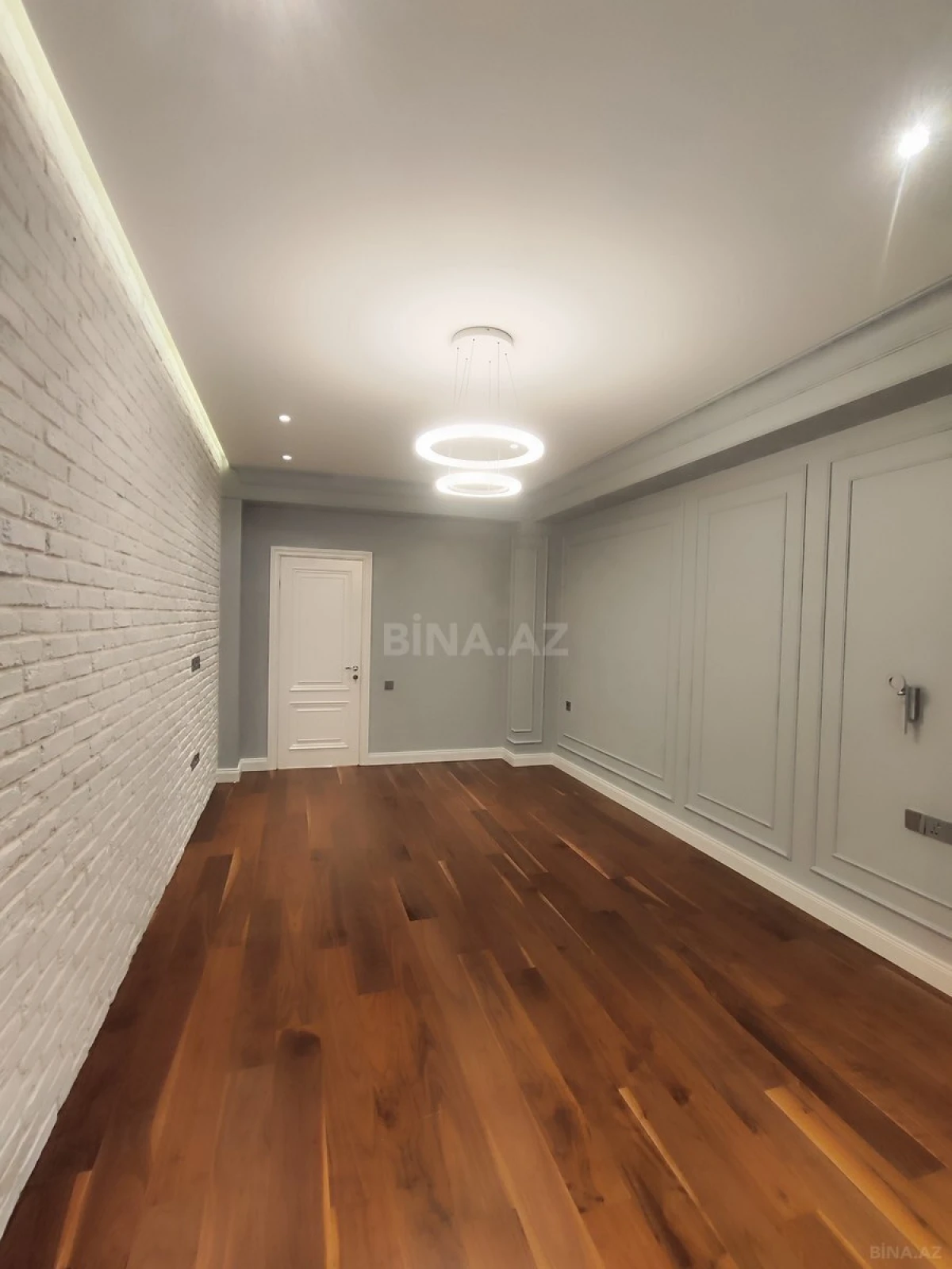 Satılır 4 otaqlı mənzil 211 m²