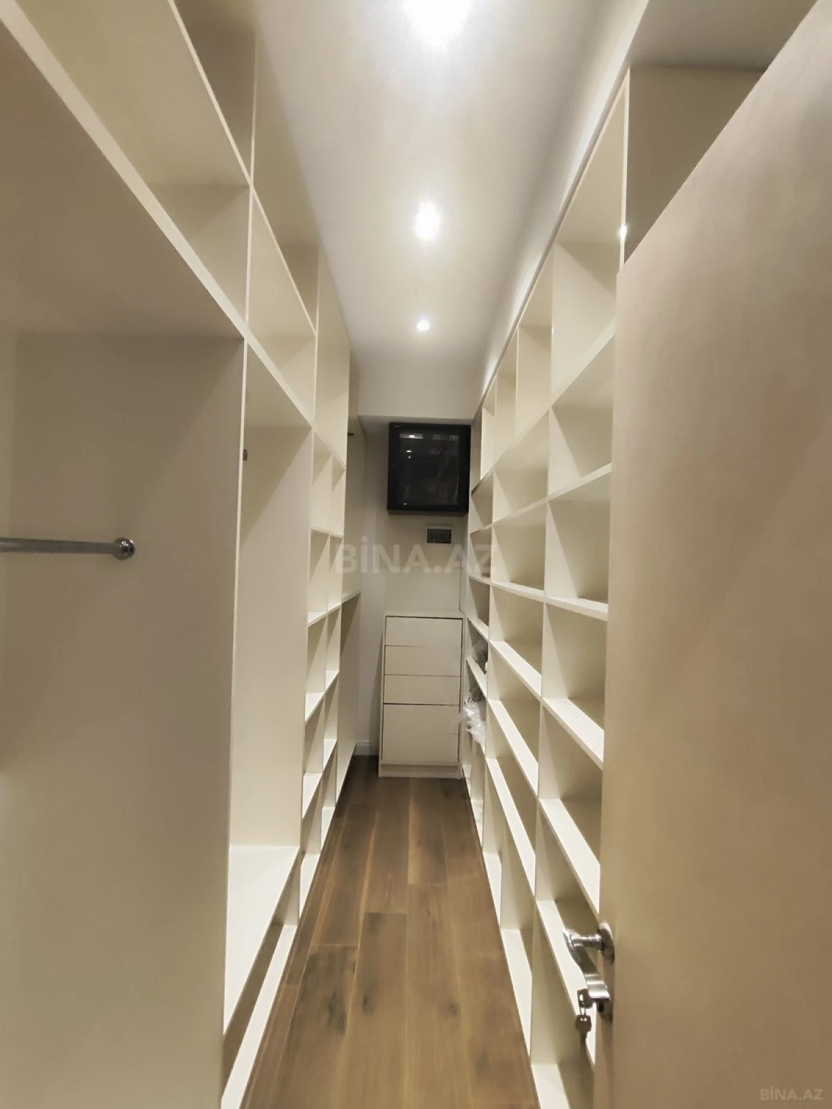 Satılır 4 otaqlı mənzil 211 m²