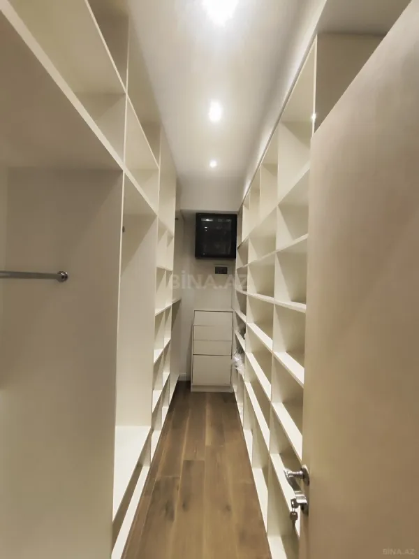 Satılır 4 otaqlı mənzil 211 m²
