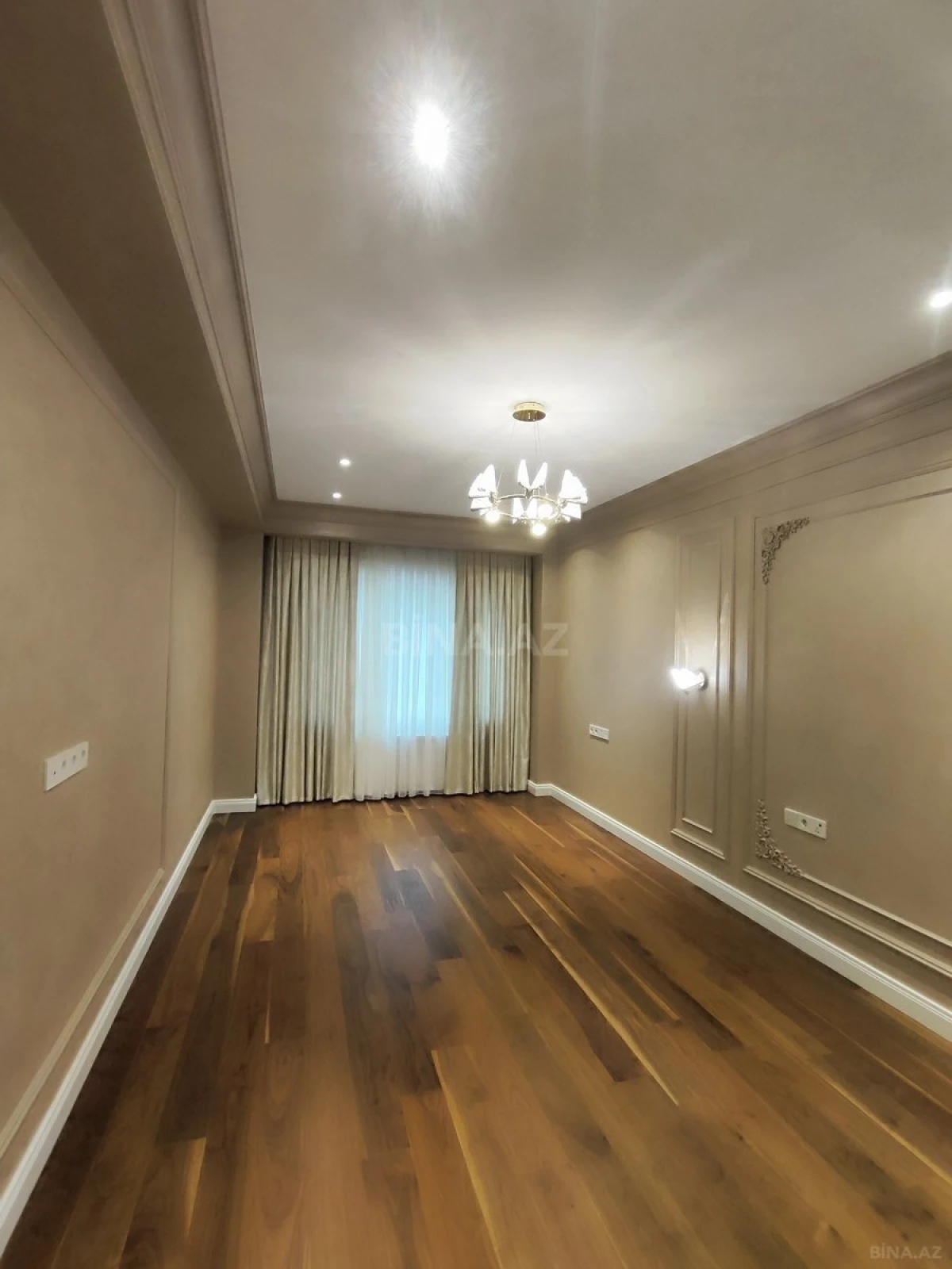 Satılır 4 otaqlı mənzil 211 m²