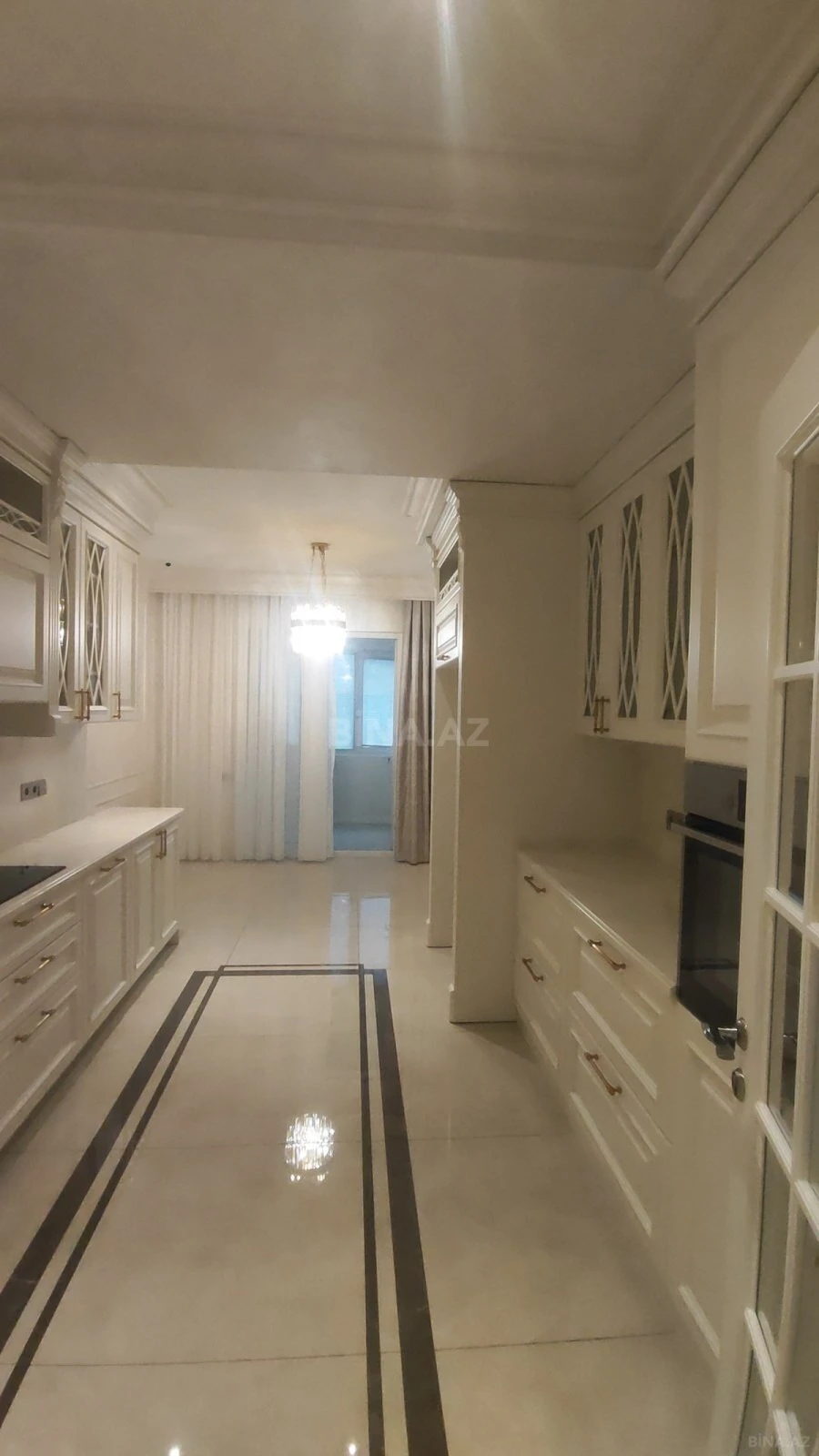 Satılır 4 otaqlı mənzil 211 m²