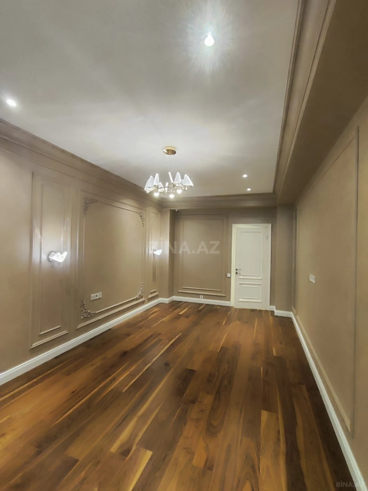 Satılır 4 otaqlı mənzil 211 m²