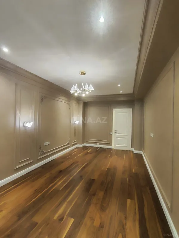 Satılır 4 otaqlı mənzil 211 m²