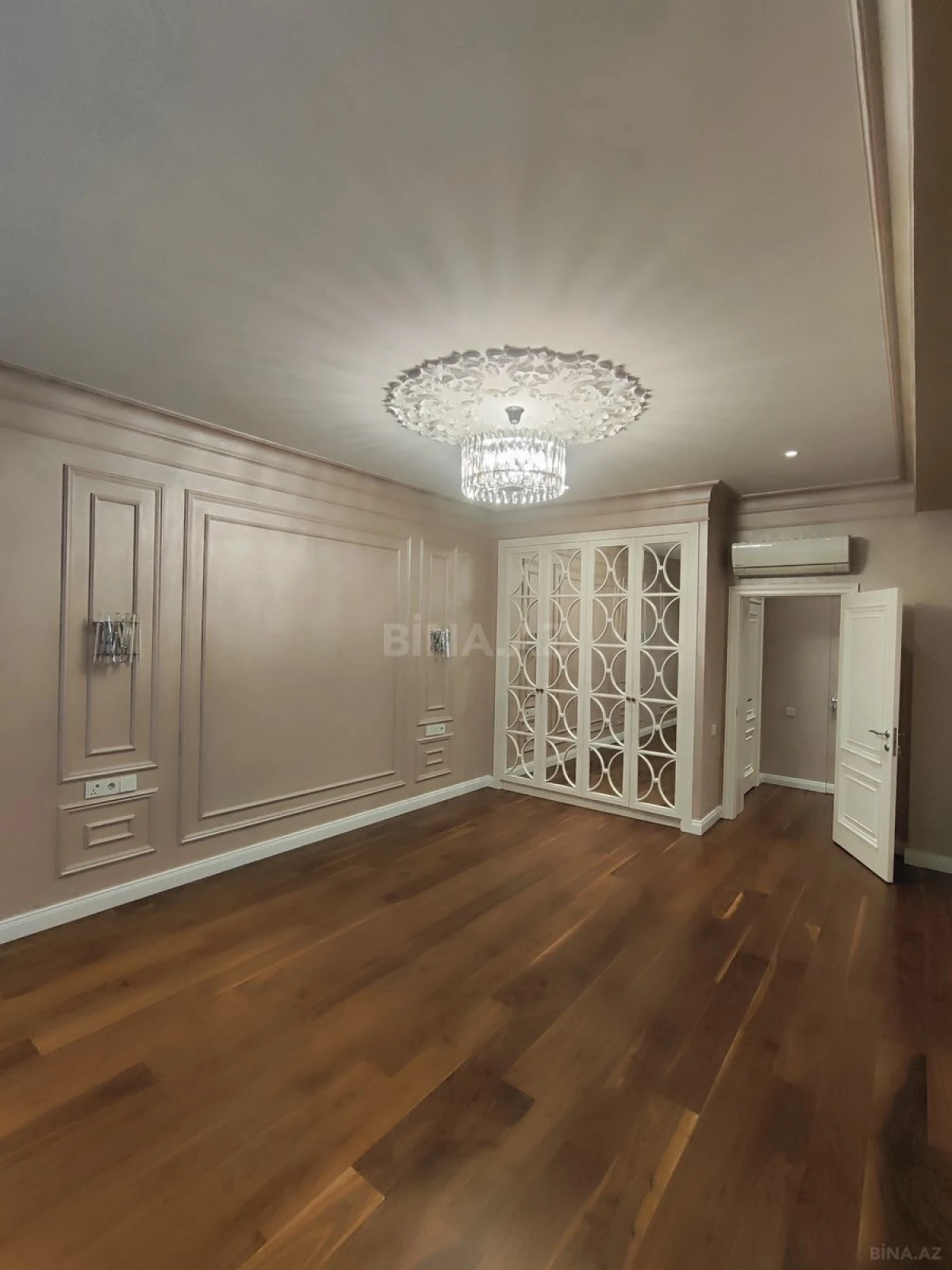 Satılır 4 otaqlı mənzil 211 m²